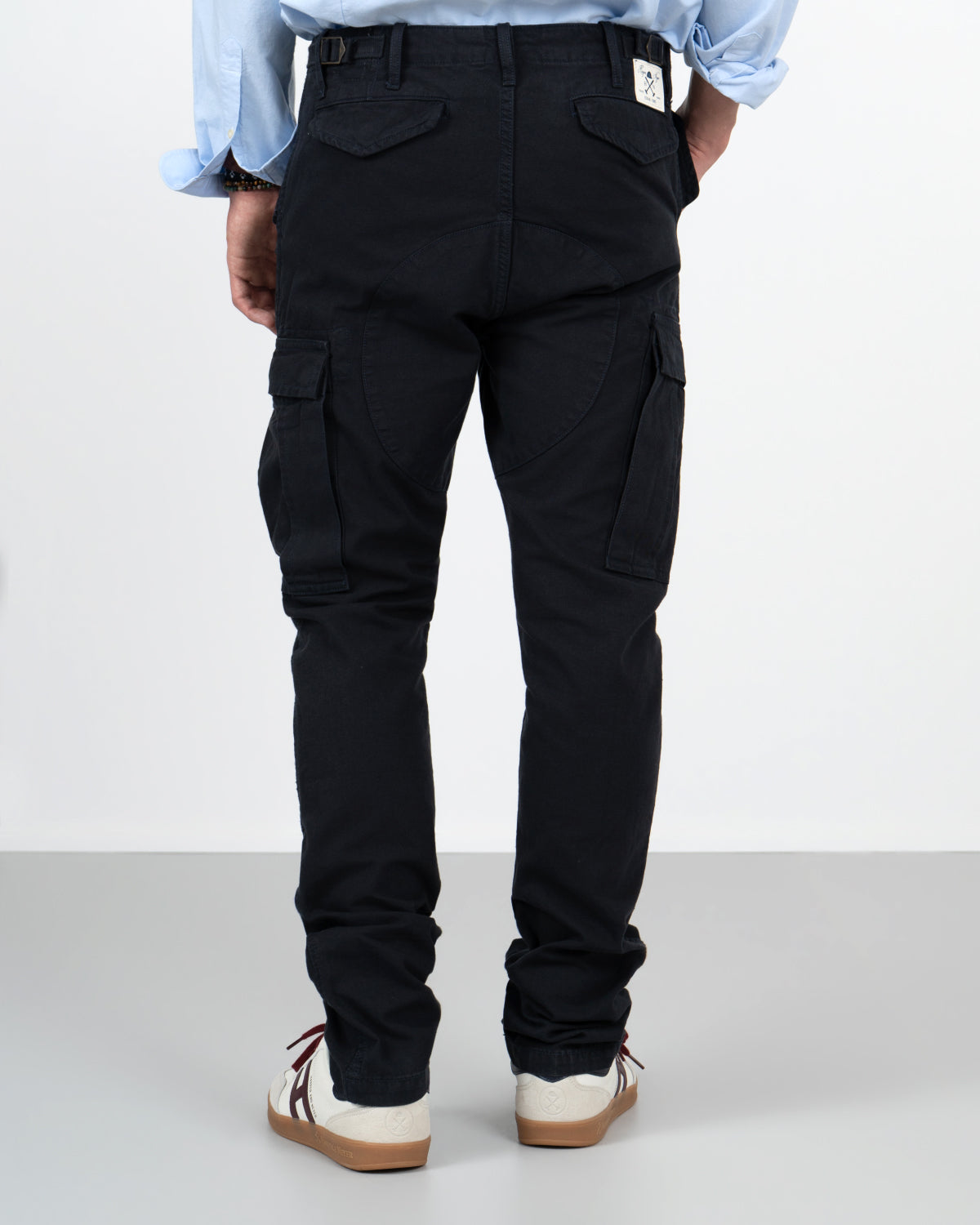 Pantalón cargo VICTORY en algodón azul marino, vista trasera con etiqueta del logo de Harper & Neyer