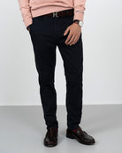 Pantalón chino ICON en algodón azul marino, vista frontal con cinturón y hebilla del logo de Harper & Neyer