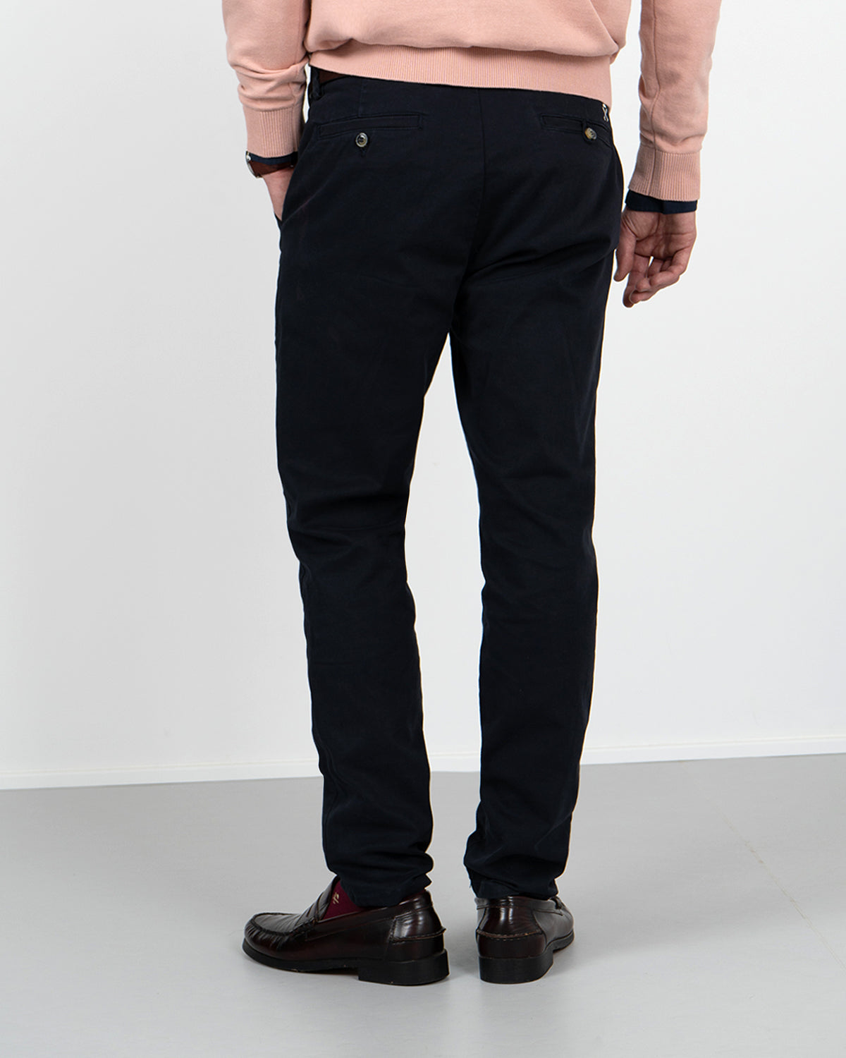 Pantalón chino ICON azul marino de Harper & Neyer, vista trasera de las perneras con bolsillos de vivo