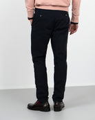 Pantalón chino ICON azul marino de Harper & Neyer, vista trasera de las perneras con bolsillos de vivo