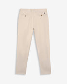 Pantalón chino ICON en algodón camel de Harper & Neyer, bodegón trasero de las perneras