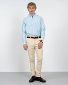 Pantalón chino ICON camel de Harper & Neyer, vista trasera de las perneras con bolsillos de vivo