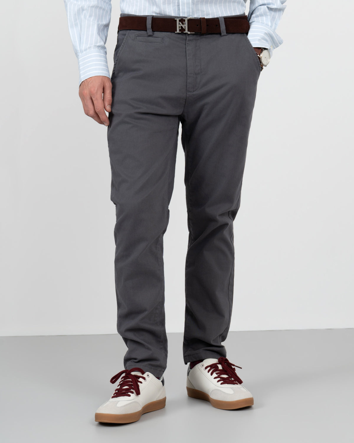 Pantalón chino ICON COLORS gris antracita de Harper & Neyer, vista frontal con cinturón y hebilla del logo