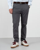 Pantalón chino ICON COLORS gris antracita de Harper & Neyer, vista frontal con cinturón y hebilla del logo