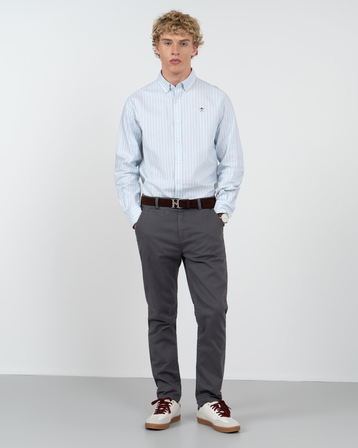 Pantalón chino ICON COLORS de Harper & Neyer en gris antracita, vista frontal completa con camisa oxford de rayas