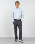 Pantalón chino ICON COLORS de Harper & Neyer en gris antracita, vista frontal completa con camisa oxford de rayas