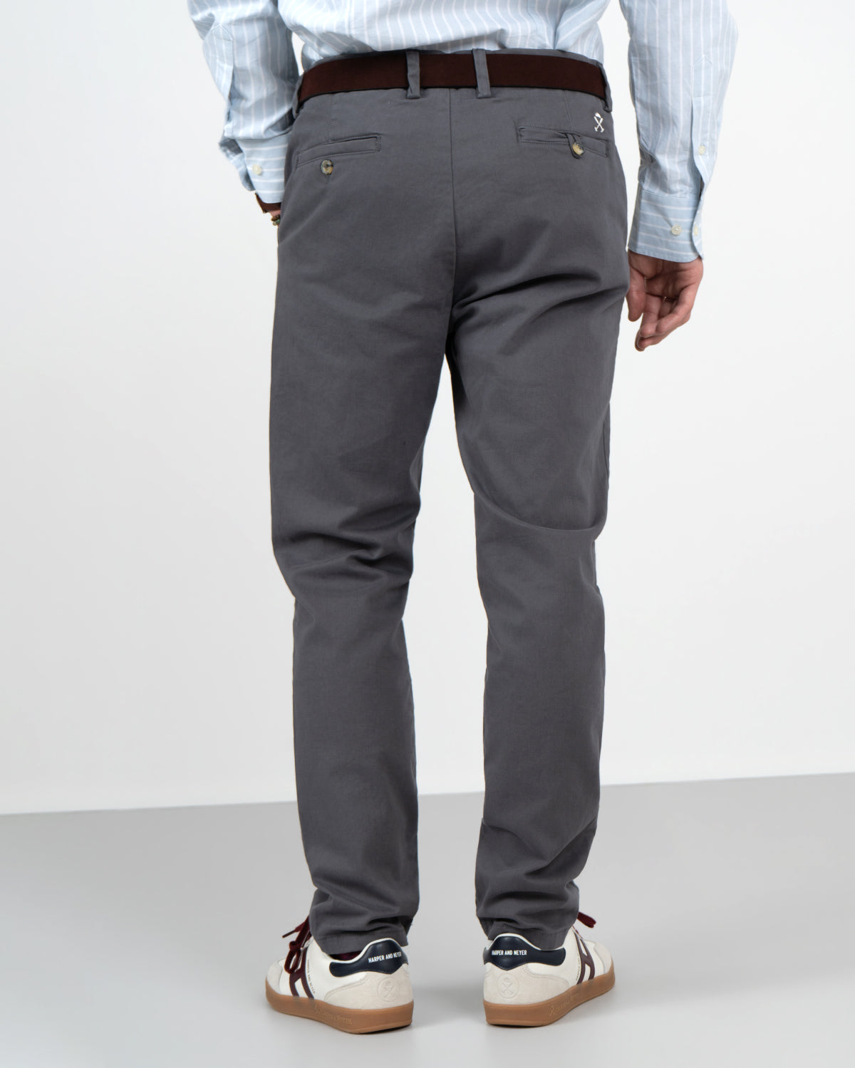 Pantalón chino ICON COLORS en algodón antracita de Harper & Neyer, vista trasera con bolsillos abotonados