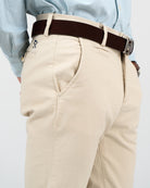 Detalle macro trasero del chino ICON COLORS beige de Harper & Neyer con logo bordado junto al bolsillo
