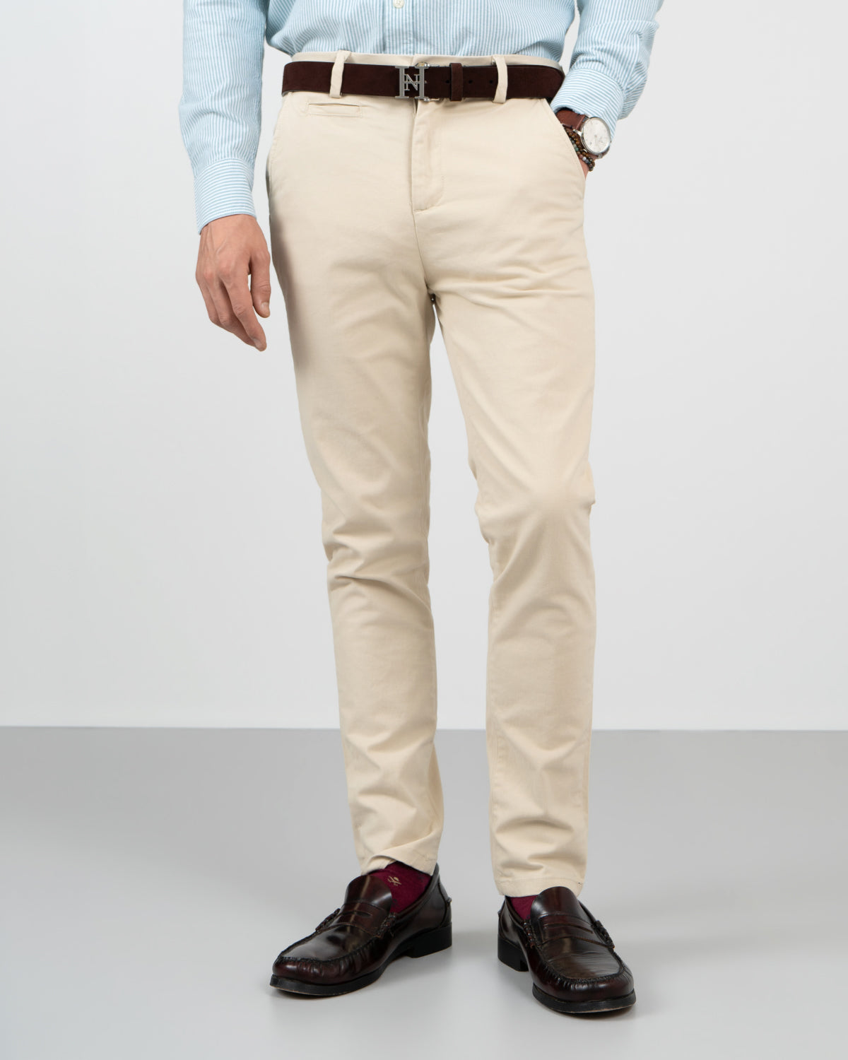 Pantalón chino ICON COLORS beige arena de Harper & Neyer, vista frontal con cinturón y hebilla del logo