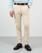 Pantalón chino ICON COLORS beige arena de Harper & Neyer, vista frontal con cinturón y hebilla del logo