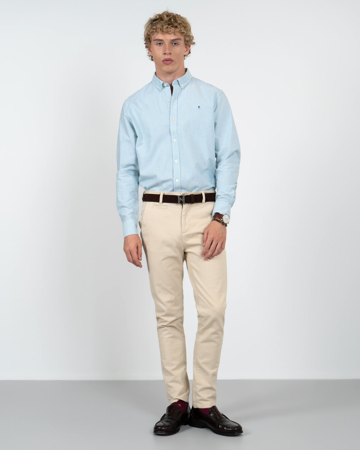 Pantalón chino ICON COLORS de Harper & Neyer en beige arena, vista frontal completa con camisa oxford de rayas