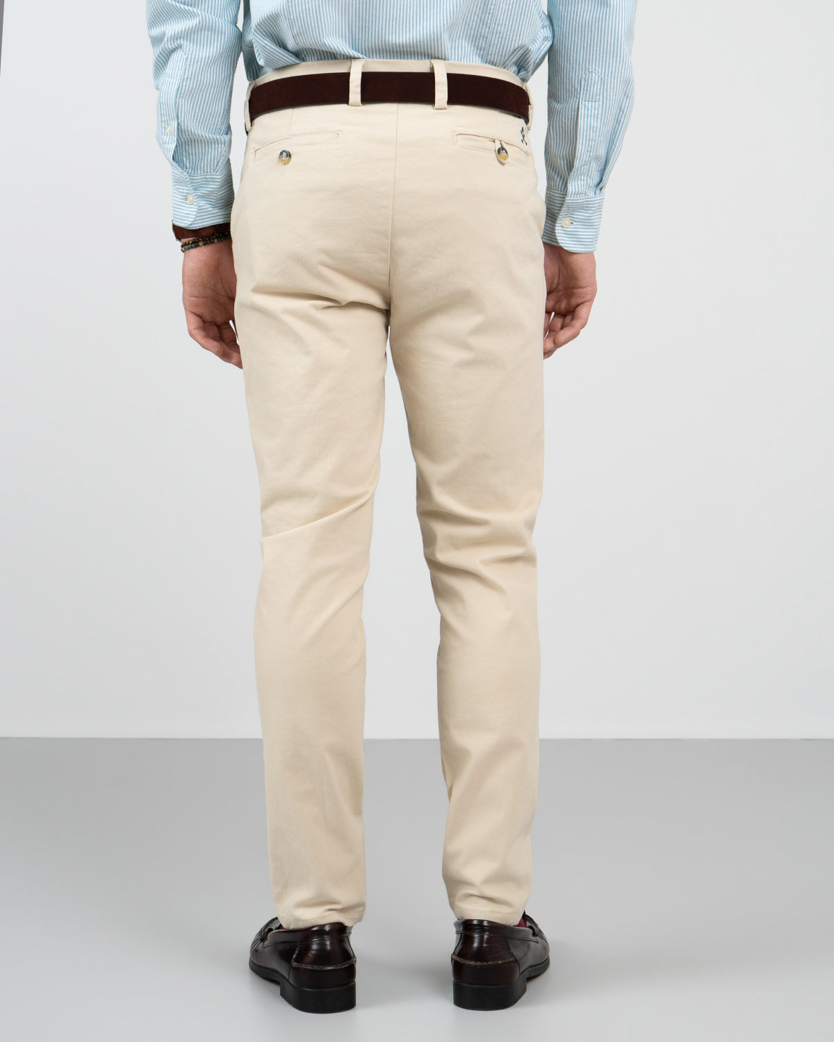 Pantalón chino ICON COLORS en algodón beige de Harper & Neyer, vista trasera con bolsillos abotonados