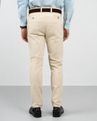 Pantalón chino ICON COLORS en algodón beige de Harper & Neyer, vista trasera con bolsillos abotonados