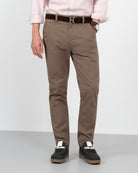 Pantalón chino ICON COLORS marrón chocolate de Harper & Neyer, vista frontal con cinturón y hebilla del logo