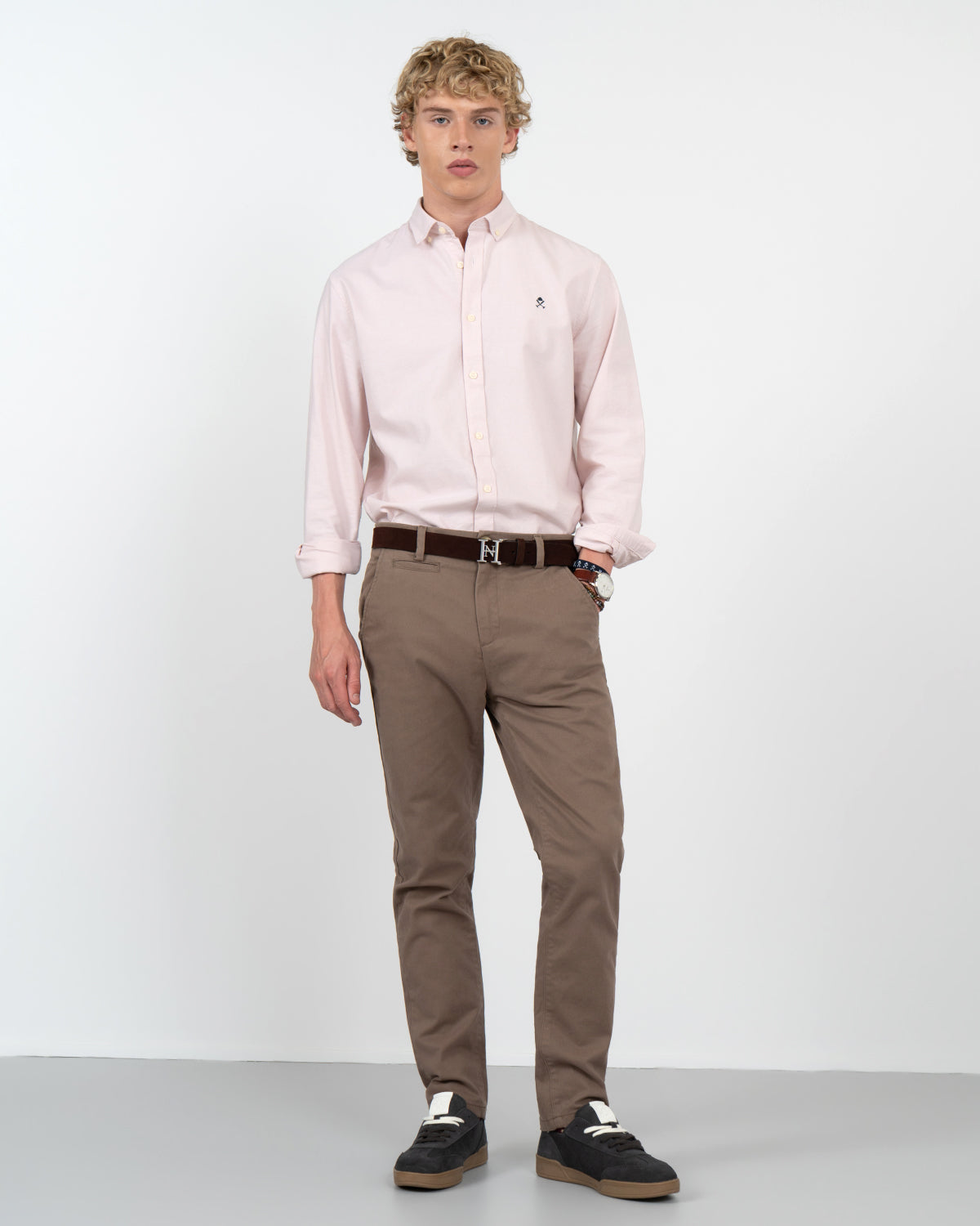 Pantalón chino ICON COLORS de Harper & Neyer en marrón chocolate, vista frontal completa con camisa oxford rosa