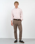 Pantalón chino ICON COLORS de Harper & Neyer en marrón chocolate, vista frontal completa con camisa oxford rosa