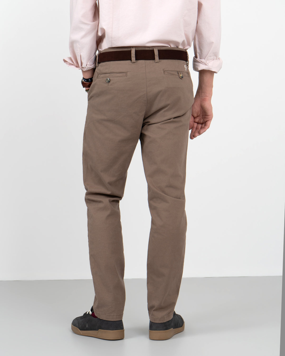 Pantalón chino ICON COLORS en algodón marrón de Harper & Neyer, vista trasera con bolsillos abotonados