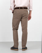 Pantalón chino ICON COLORS en algodón marrón de Harper & Neyer, vista trasera con bolsillos abotonados