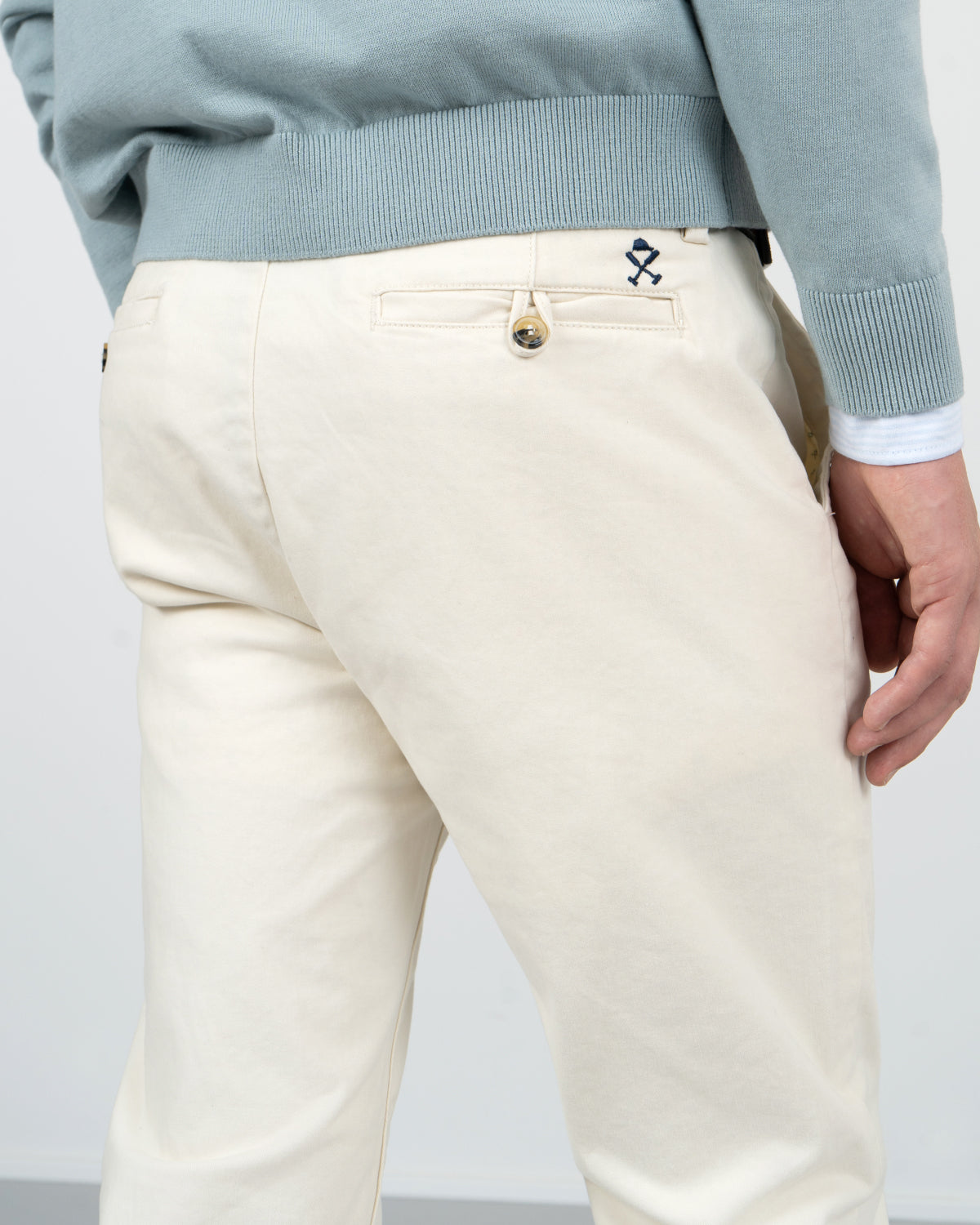 Detalle macro de la cintura del pantalón chino ICON crudo de Harper & Neyer con bolsillos franceses