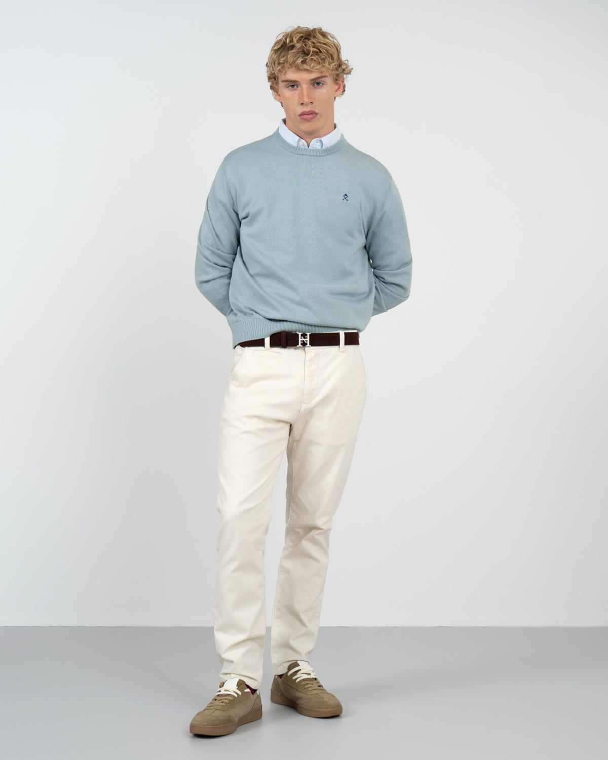 Pantalón chino ICON en algodón crudo, vista frontal con cinturón y hebilla del logo de Harper & Neyer