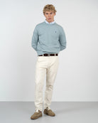 Pantalón chino ICON en algodón crudo, vista frontal con cinturón y hebilla del logo de Harper & Neyer