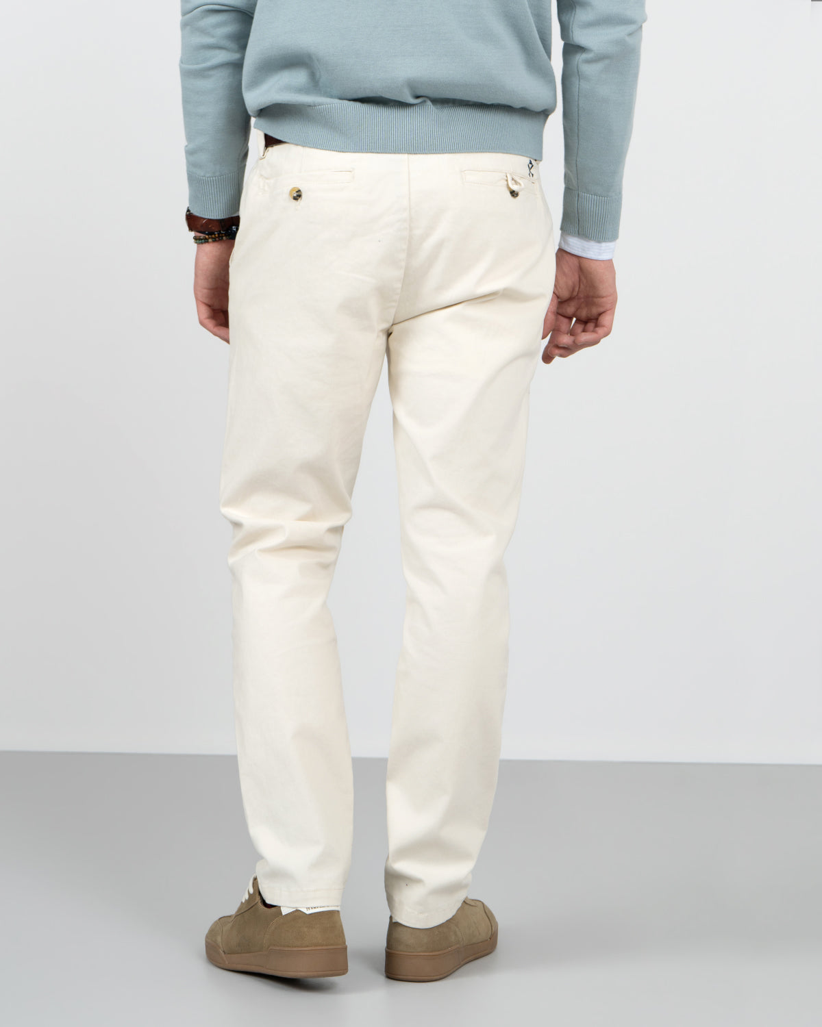 Vista trasera del chino ICON de Harper & Neyer en crudo con la cintura y los bolsillos traseros