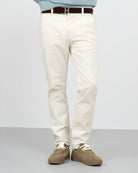 Pantalón chino ICON crudo de Harper & Neyer, vista trasera de las perneras con bolsillos de vivo