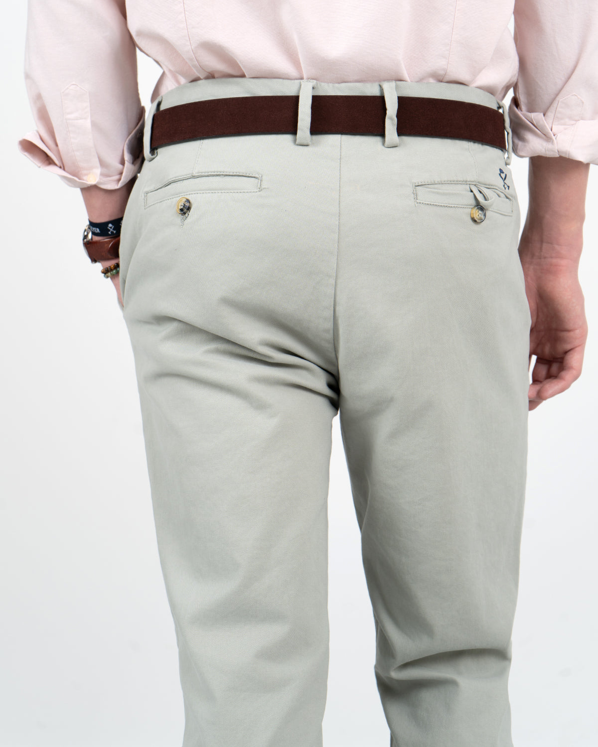 Detalle macro trasero del chino ICON military light de Harper & Neyer con logo bordado y bolsillos de vivo