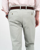 Detalle macro trasero del chino ICON military light de Harper & Neyer con logo bordado y bolsillos de vivo
