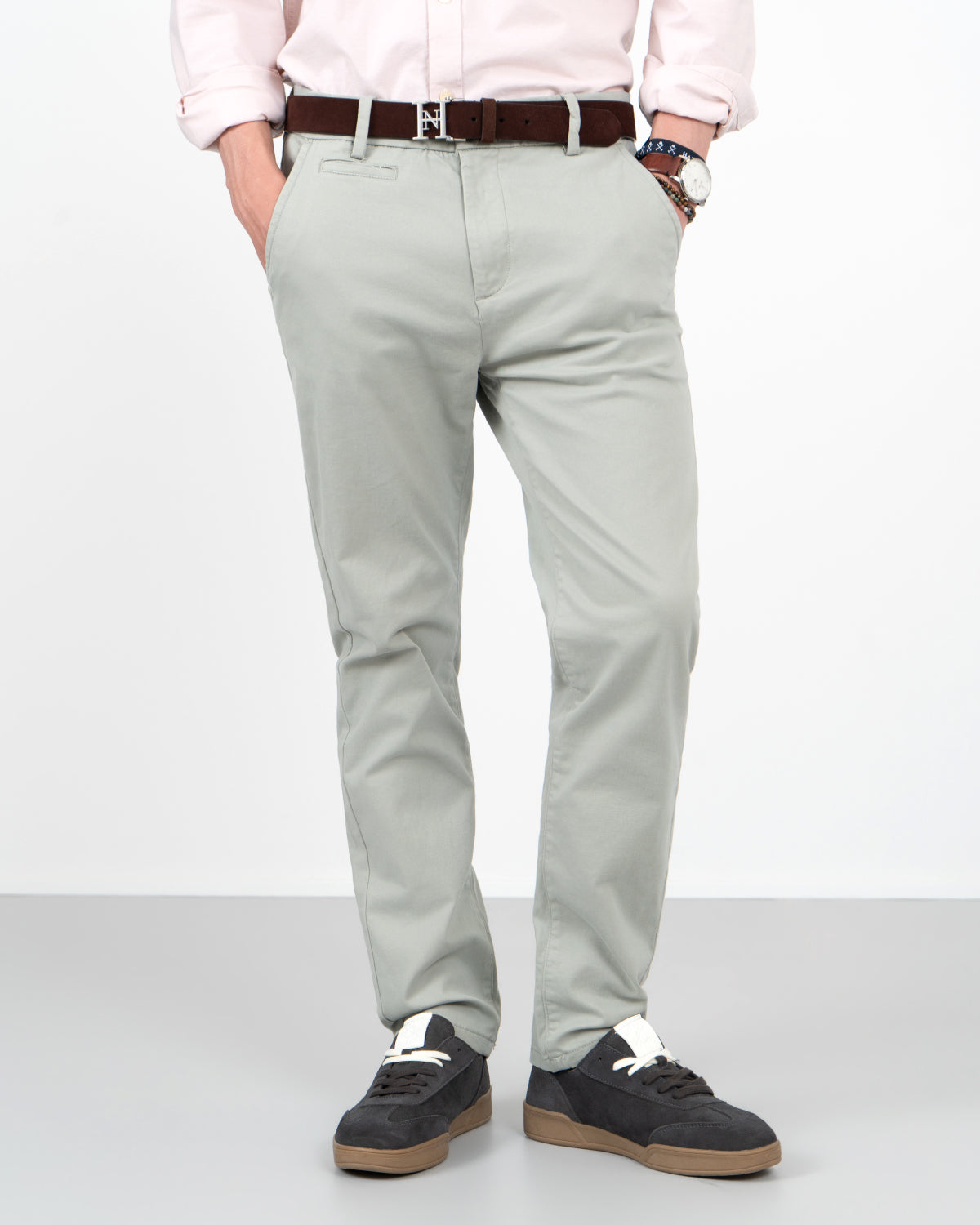 Pantalón chino ICON verde claro de Harper & Neyer, vista frontal con cinturón y hebilla del logo de la marca