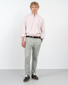 Pantalón chino ICON de Harper & Neyer en verde military light, vista frontal completa con camisa oxford rosa