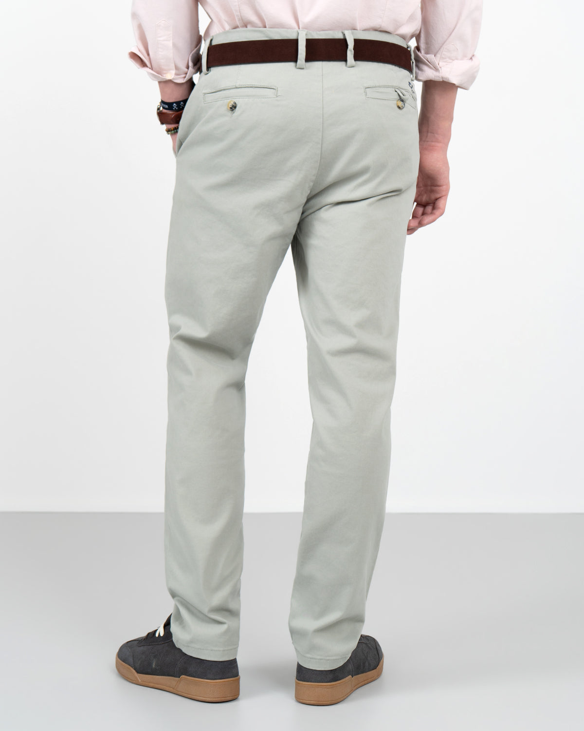 Pantalón chino ICON en algodón military light de Harper & Neyer, vista trasera con bolsillos abotonados