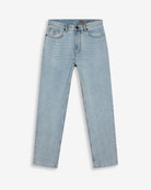 Pantalón DENIM de Harper & Neyer en denim claro, bodegón frontal del corte slim con pinzas