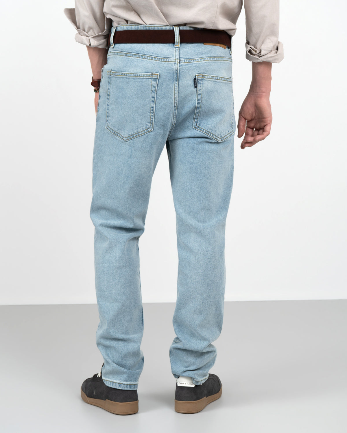 Detalle de la cintura y las pinzas delanteras del pantalón DENIM claro de Harper & Neyer