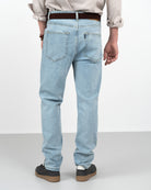 Detalle de la cintura y las pinzas delanteras del pantalón DENIM claro de Harper & Neyer