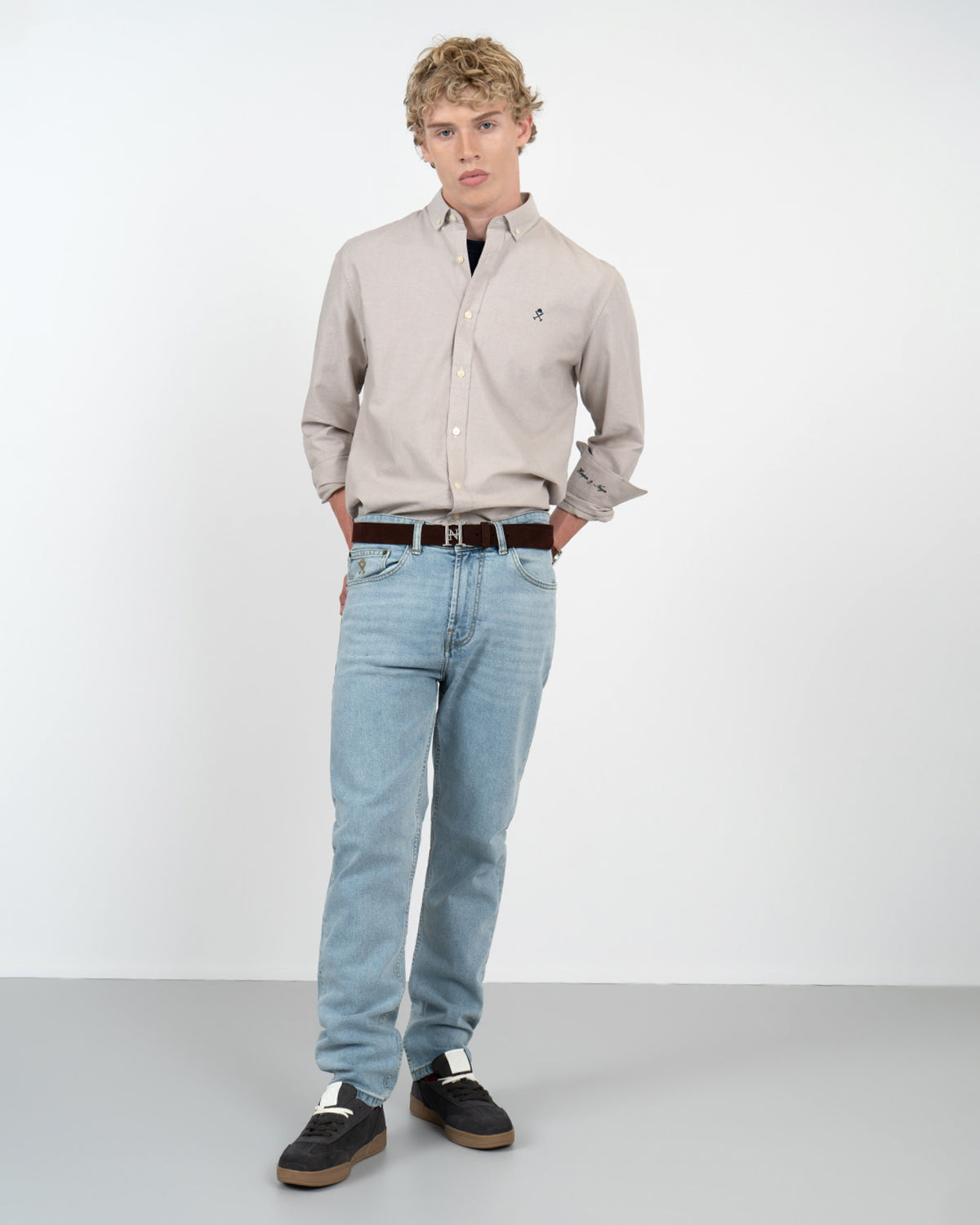 Pantalón DENIM de corte slim de Harper & Neyer en denim claro, vista frontal completa