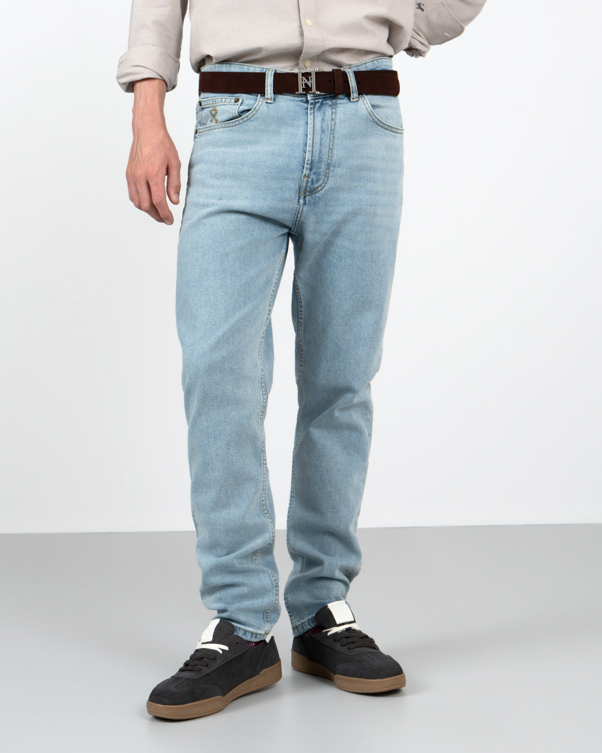 Pantalón DENIM en denim claro de Harper & Neyer, vista trasera con bolsillos traseros
