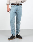 Pantalón DENIM en denim claro de Harper & Neyer, vista trasera con bolsillos traseros
