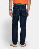 Vista trasera del Pantalón Denim en azul oscuro con modelo, bolsillos traseros y costuras en contraste visibles