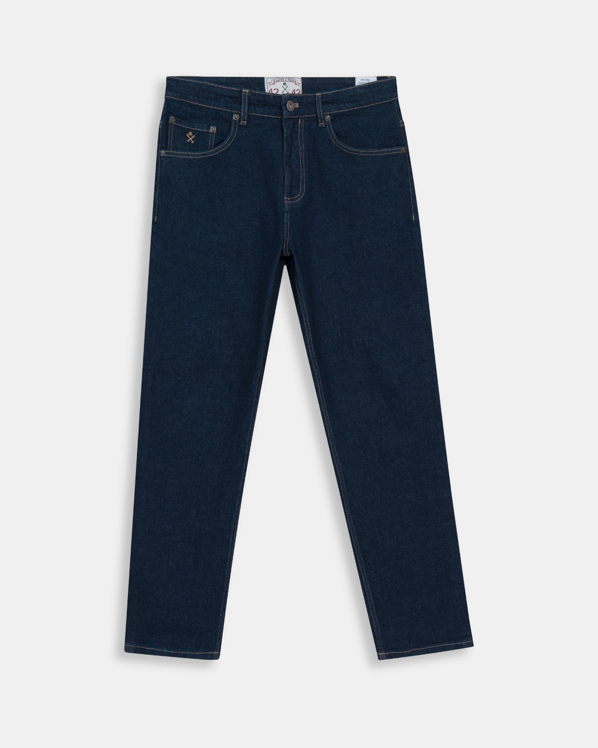 Pantalón Denim de Harper & Neyer en azul oscuro, plano frontal con 5 bolsillos y logo de la marca en bolsillo pequeño
