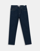 Pantalón Denim de Harper & Neyer en azul oscuro, plano frontal con 5 bolsillos y logo de la marca en bolsillo pequeño