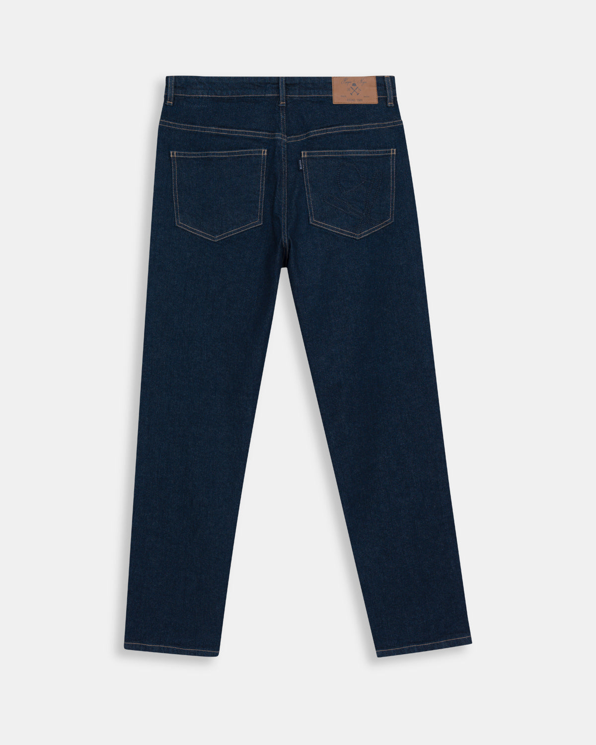 Pantalón Denim en azul oscuro, plano trasero con bolsillos en contraste y parche de cuero con logo de la marca