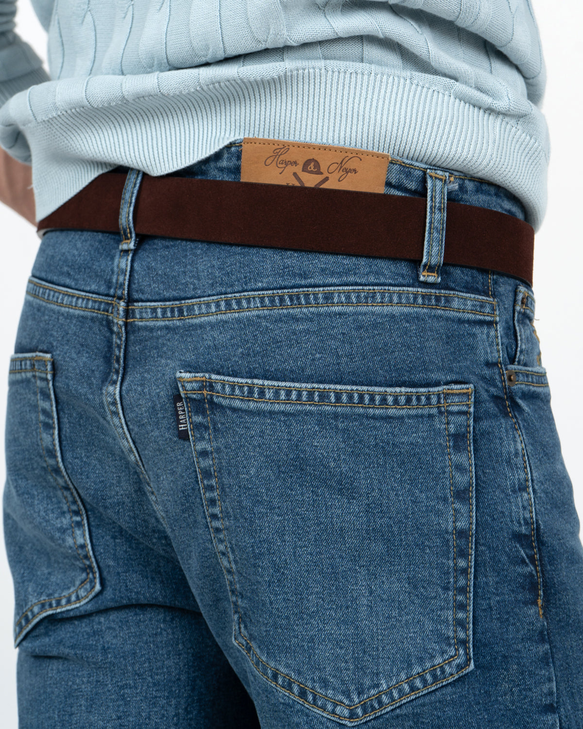 Detalle de la cintura y las pinzas delanteras del pantalón DENIM medio de Harper & Neyer