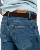 Detalle de la cintura y las pinzas delanteras del pantalón DENIM medio de Harper & Neyer