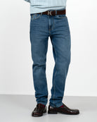 Pantalón DENIM de Harper & Neyer en denim medio, vista frontal con pinzas delanteras y cierre de botón
