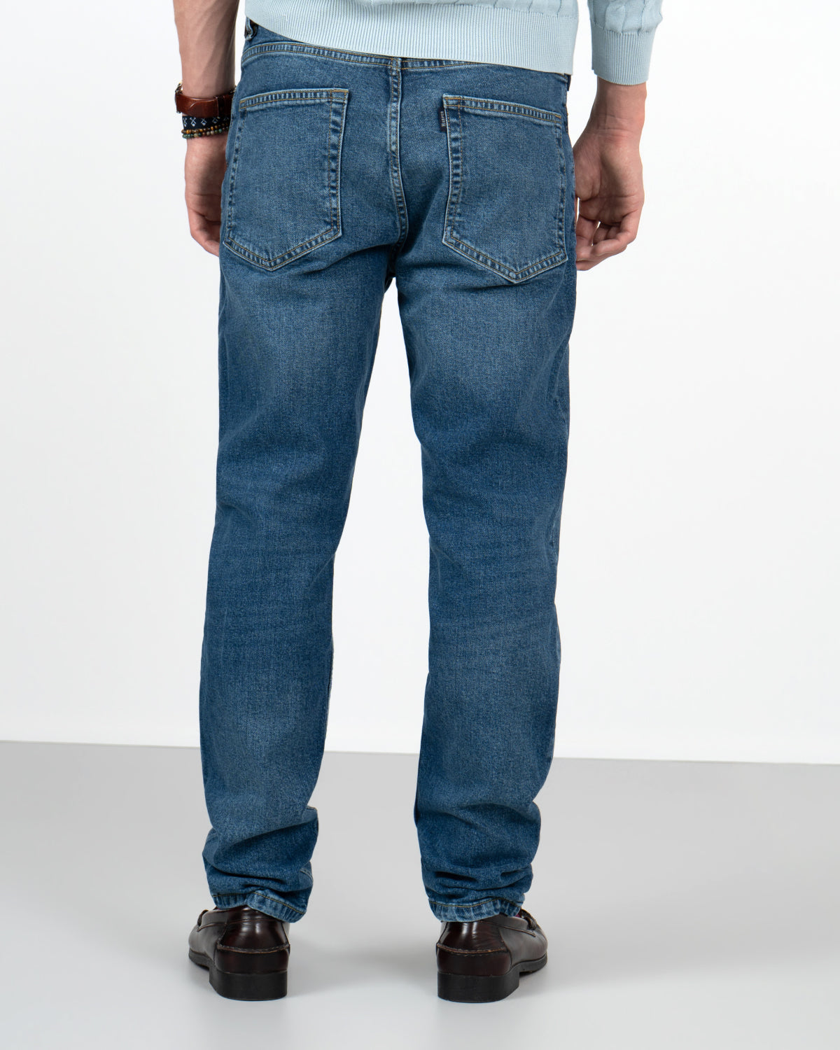 Pantalón DENIM en denim medio de Harper & Neyer, vista trasera con bolsillos traseros
