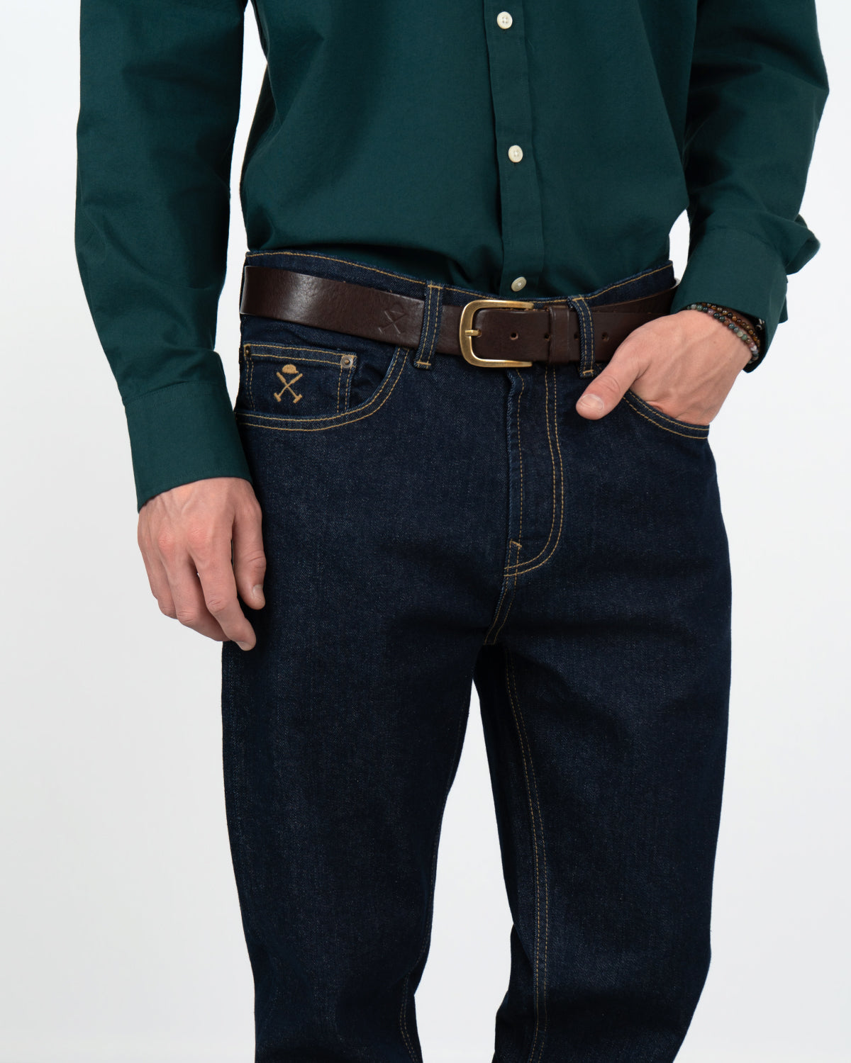 Pantalón DENIM en denim oscuro de Harper & Neyer, vista trasera con bolsillos traseros