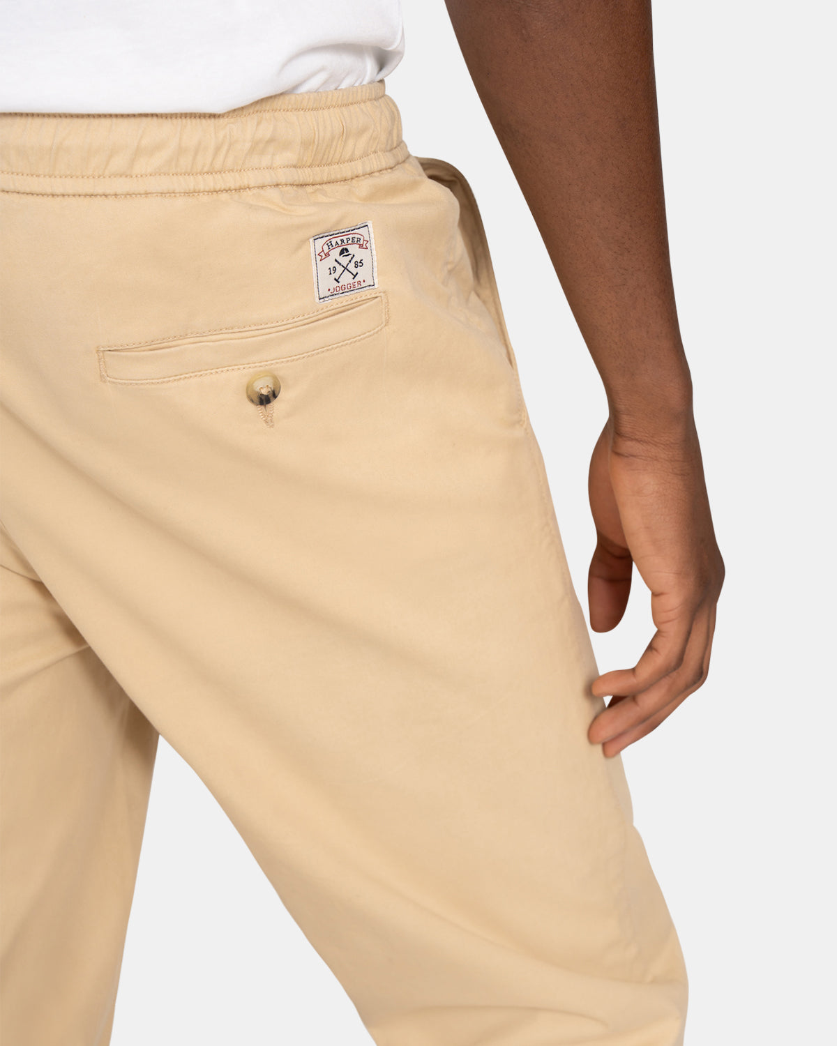 Detalle del bolsillo trasero del Jogger Twill con parche tejido Harper 1985 Jogger y cintura elástica en camel