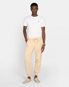 Pantalón Jogger Twill de Harper & Neyer en camel con modelo, combinado con camiseta blanca y sneakers de camuflaje