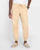 Pantalón Jogger Twill en camel, plano medio frontal con cintura elástica con cordón y bajo ajustado con puño